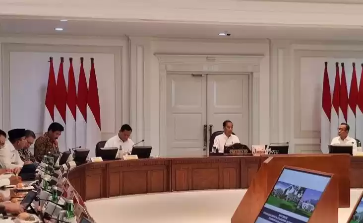 Presiden Joko Widodo memimpin rapat terbatas didampingi Menhan Prabowo. (Foto: Antara)