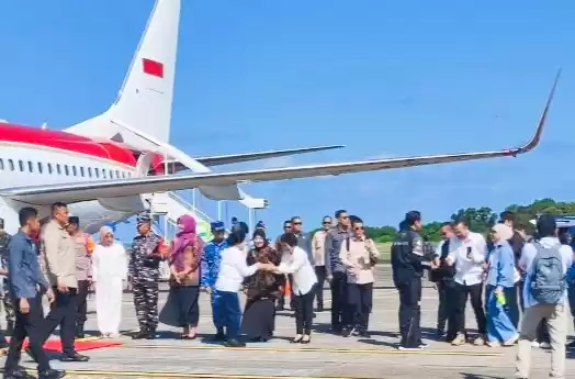 Presiden Joko Widodo bersalaman dengan selebritas saat tiba di Bandar Balikpapan. (Foto: Antara)