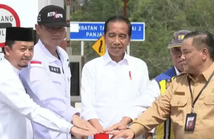 Presiden Joko Widodo saat peresmian Jalan Tol Pekanbaru-Padang ruas Bangkinang-Pangkalan. (Foto: Antara)