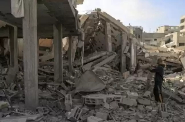 Sejumlah warga Palestina memeriksa bangunan yang hancur setelah serangan udara Israel. (Foto: Antara)