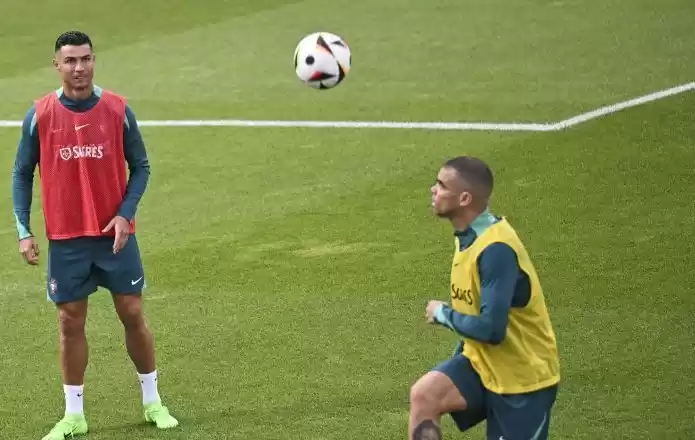 Pemain Portugal Cristiano Ronaldo dan Pepe di zona latihan Piala Eropa. (Foto: Antara)
