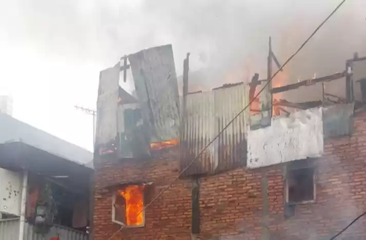 Kebakaran rumah tinggal di Jalan Jelambar Utama X, Gang Seni Abadi, RTlRW 04/05 Jelambar Baru, Grogol. (Foto: Antara)