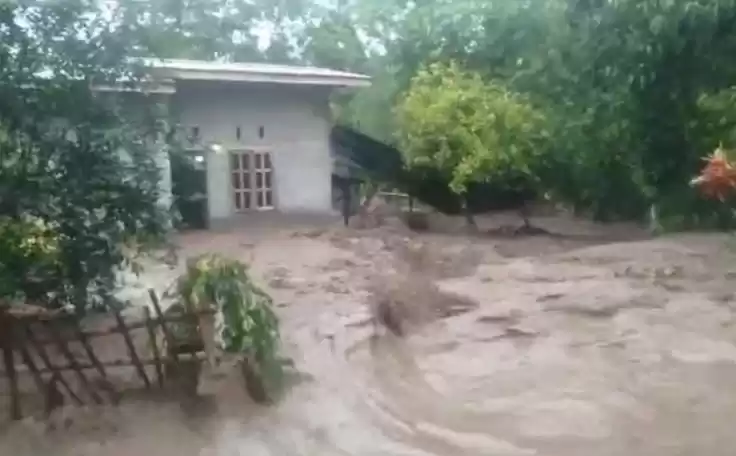 Salah satu rumah warga Desa Rejeki Kecamatan Palolo, Kabupaten Sigi diterjang banjir bandang. (Foto: Antara)