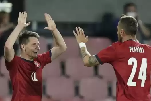 Sayap tim nasional Republik Ceko Lukas Masopust melakukan selebrasi bersama Tomas.(Foto: Antara)