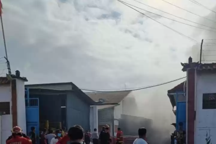 Sejumlah petugas pemadam kebakaran Kota Denpasar sedang berupaya memadamkan api yang membakar gudang gas LPG. (Foto: Antara)