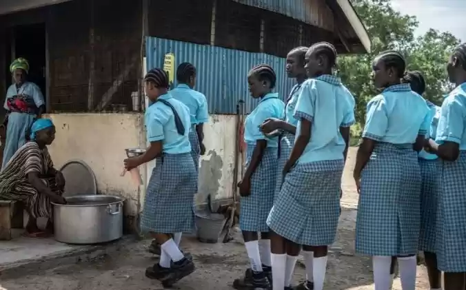 Sejumlah siswi mengantre untuk mendapatkan makanan di Lifeworks Tumaini Girls Secondary School. (Foto: Antara)