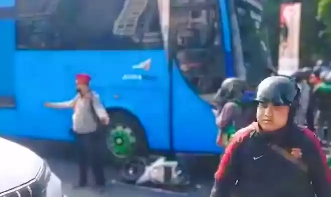 Sepeda motor korban tersangkut di kolong bus Trans Jabodetabek di kawasan Cawang. (Foto: Antara)