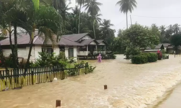 Situasi rumah warga terendam banjir di Kecamatan Moilong, Kabupaten Banggai. (Foto: Antara)