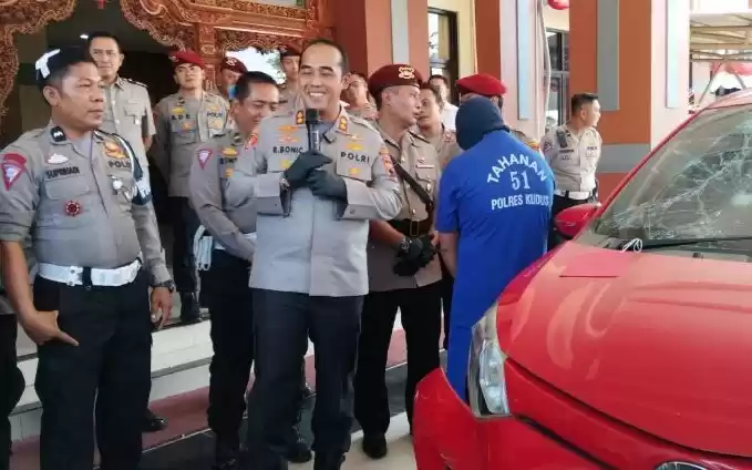 AKBP Ronni Bonic didampingi Kasatreskrim AKP Danang Sri Wiratno serta Aipda Supriyadi petugas yang sempat berpegangan kap. (Foto: Antara)