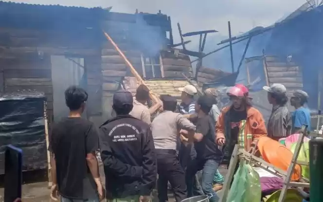 Petugas Pemadam Kebakaran Karo dan gabungan melakukan pemadaman api di 36 rumah yang terbakar. (Foto: Antara)