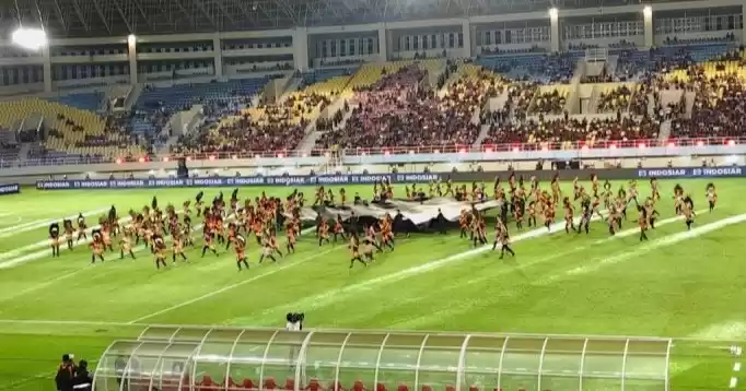 Penampilan tarian Topeng Ireng pada penutupan Piala Presiden 2024 di Stadion Manahan Solo. (Foto: Antara)