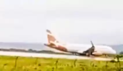 Pesawat Super Air Jet tergelincir. (Foto: Antara)
