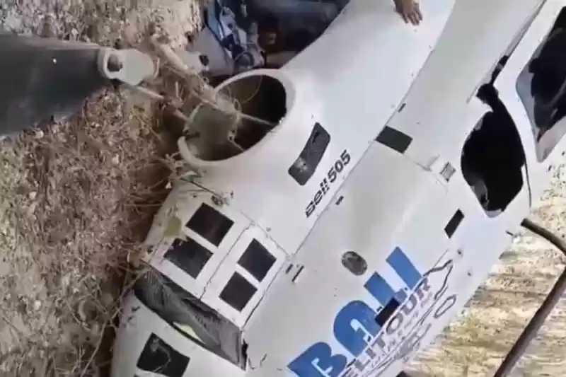 Sebuah helikopter terjatuh di Pantai Suluban. (Foto: Antara)