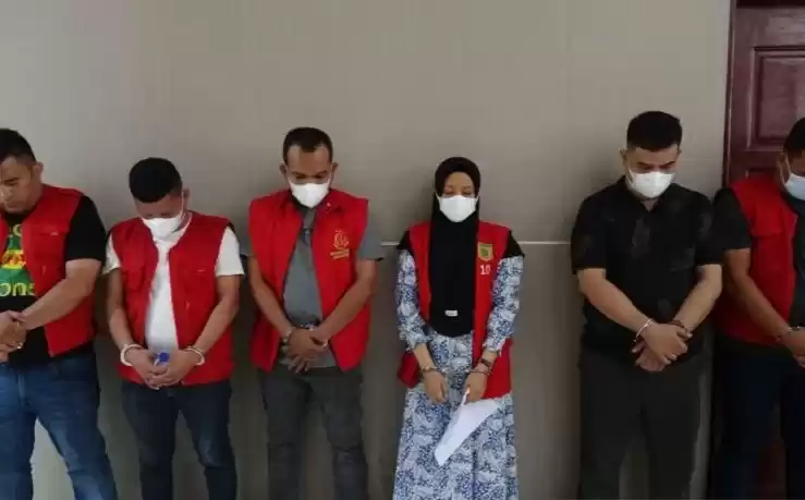 Kejati Sumut menahan keenam tersangka dugaan korupsi Rp580 juta seleksi PPPK Kabupaten Mandailing. (Foto: Antara)