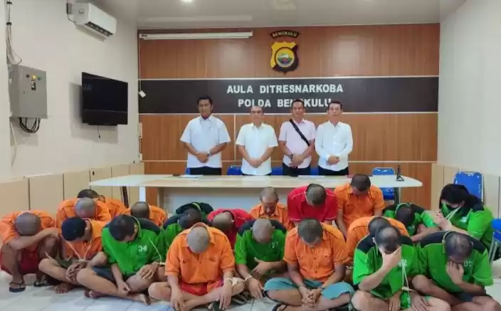 Polda Bengkulu AKBP Tonny Kurniawan dan anggota lainnya saat pres rilis penangkapan 20 tersangka. (Foto: Antara)