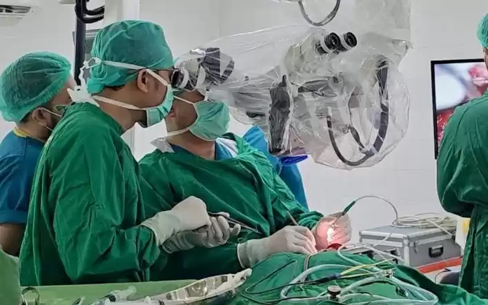 Tim medis melakukan operasi aneurisme atau penonjolan pembuluh darah otak. (Foto: Antara)