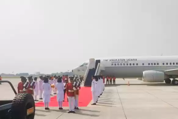 Tim pembawa Bendera Pusaka Merah Putih dan Teks Proklamasi bergerak menuju pesawat di Bandara Halim.(Foto: Antara)