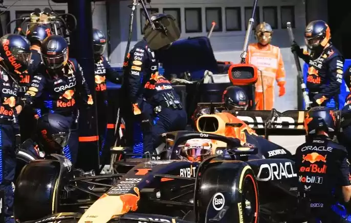 Pembalap Red Bull Racing asal Belanda Max Verstappen berdiri di pit selama Grand Prix Formula Satu. (Foto: Antara)