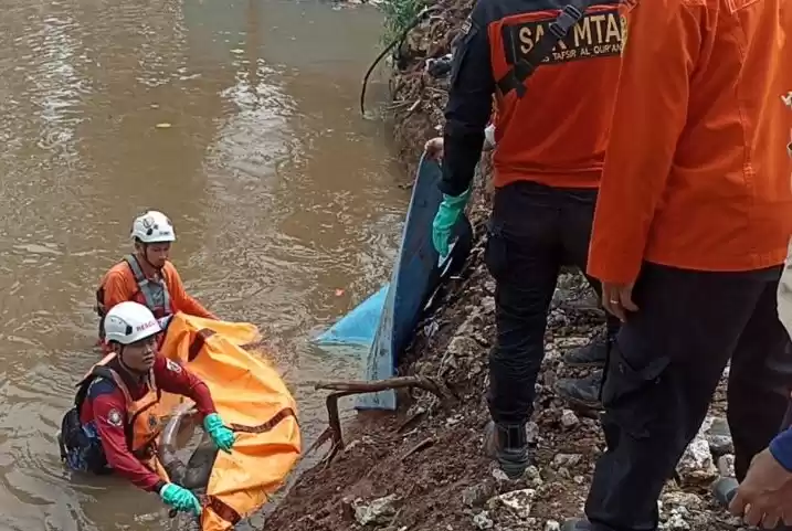Tim Pencarian dan Pertolongan atau Search and Rescue mengevakuasi jenazah Bambang Gunawan (47) yang tenggelam di Kali Pesanggrahan. (Foto: Antara)
