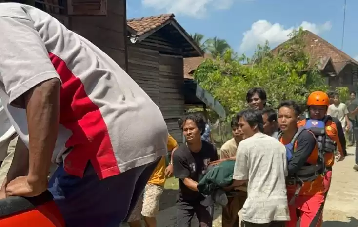 SAR Gabungan mengevakuasi korban tenggelam di Sungai Batanghari. (Foto: Antara)