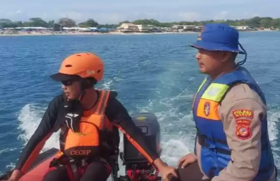 Petugas melakukan pencarian dua wisatawan yang hilang terseret ombak di Pantai Karang Papak. (Foto: Antara)