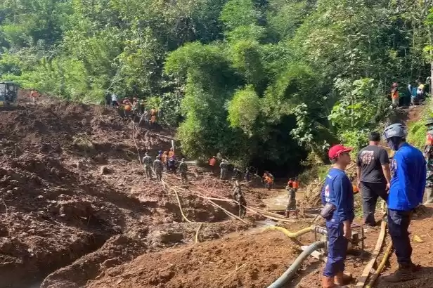 Tim melakukan pencarian korban longsor di Blitar, Jawa Timur. Hingga kini, satu korban belum ditemukan. (Foto: Antara)