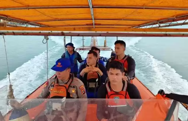 Tim SAR gabungan di Babel masih melakukan pencarian ABK kapal nelayan KM Bintan Jaya 10 yang tenggelam di perairan Laut Jawa.(Foto: Antara)
