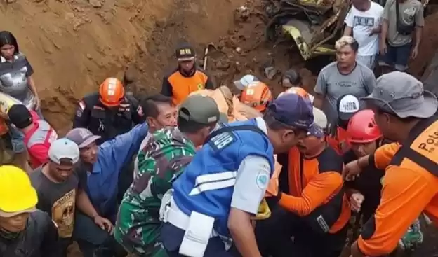 Tim SAR gabungan menemukan satu korban bernama Kusnadi meninggal dunia tertimbun longsor. (Foto: Antara)