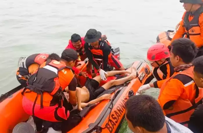 Tim Pencarian dan Pertolongan atau SAR gabungan Banten menemukan wisatawan hilang di Pantai Lippo. (Foto: Antara)