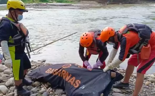 Tim SAR gabungan mengevakuasi jasad pria pendulang emas yang hanyut terseret arus Sungai Lau Renun. (Foto: Antara)