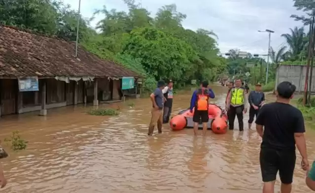Tim SAR saat melakukan proses evakuasi korban banjir di Kabupaten OKU. (Foto: Antara)