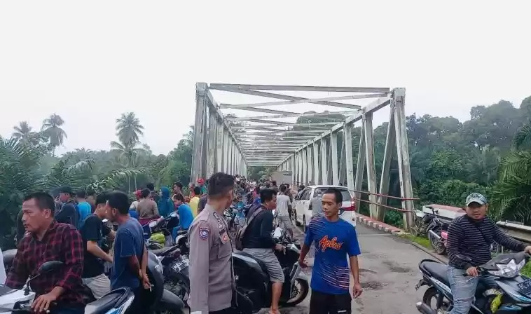 Aparat Kepolisian Daerah Sumatera Selatan menangani kecelakaan sebuah mobil travel yang terjun ke sungai Muara Kelingi, Musi Rawas, Sumsel.  (Foto: Antara)
