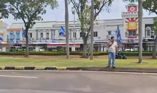 Seorang petugas saat memeriksa TKP penembakan terduga pelaku curanmor di Tangerang. (Foto: Antara)