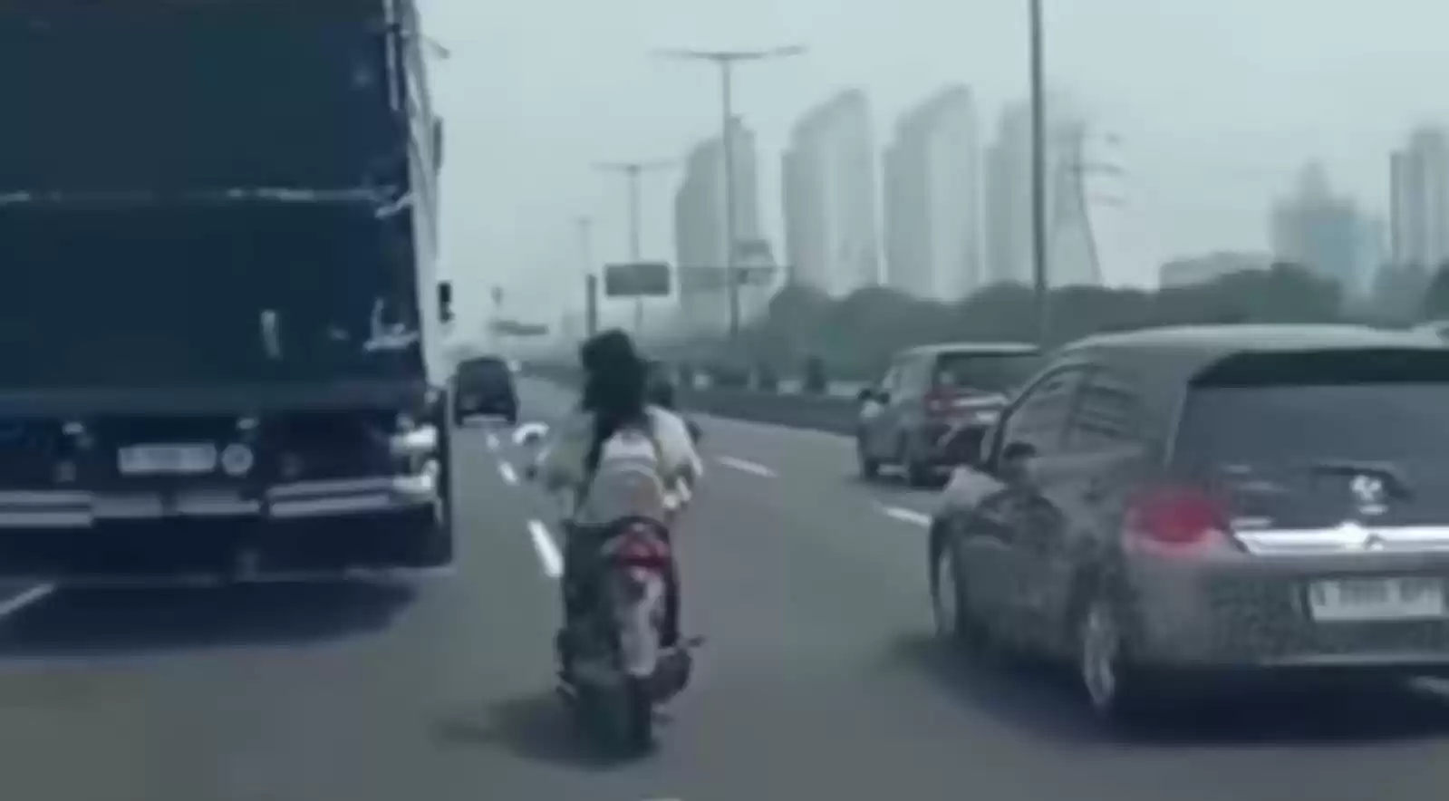 Video seorang wanita pengendara motor nekat masuk Tol Wiyoto Wiyono di Jakarta Utara tanpa helm. Kata Polisi lagi stres. (Foto: Ist)