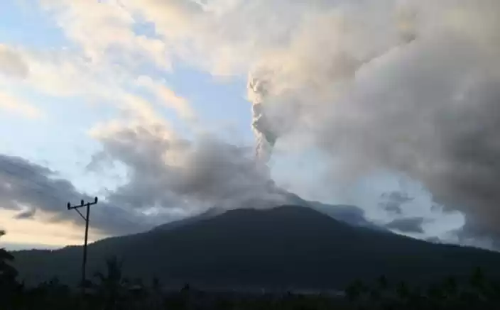 Visual erupsi Gunung Lewotobi Laki-laki di Flores Timur, NTT. (Foto: Antara)