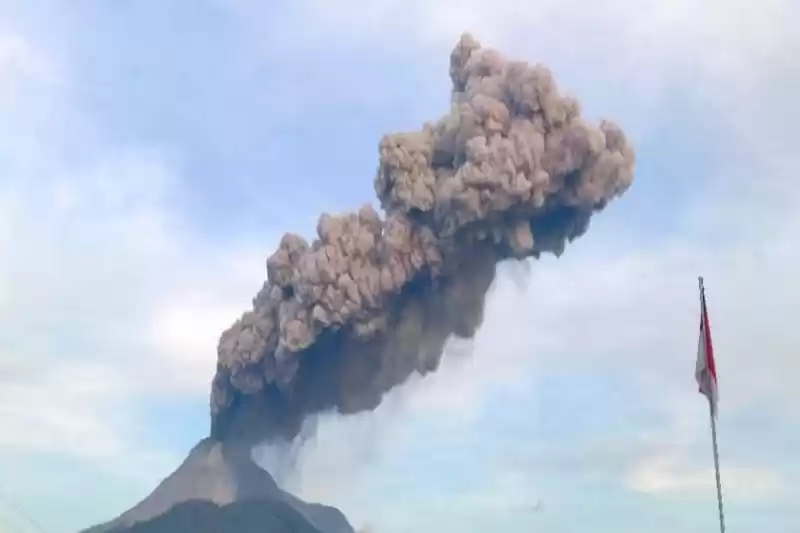 Visual erupsi Gunung Lewotobi Laki-laki di Flores Timur, NTT. (Foto: Antara)