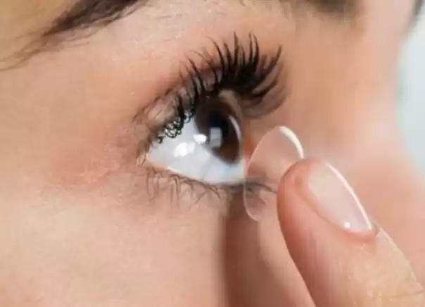 Ilustrasi - Seorang wanita hendak memasang lensa kontak pada mata. (Foto: Antara)