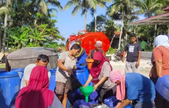 Warga Desa Cimrutu, Kecamatan Patimuan, Kabupaten Cilacap, Jawa Tengah, antri bantuan air bersih. (Foto: Antara)