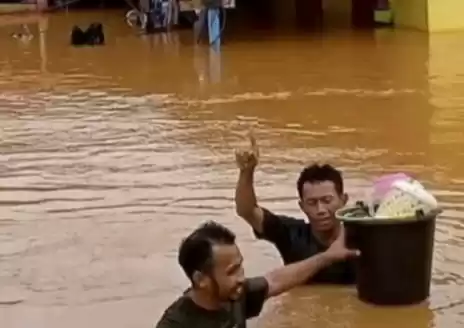 Ilustrasi - Warga menerobos banjir. (Foto: Antara)