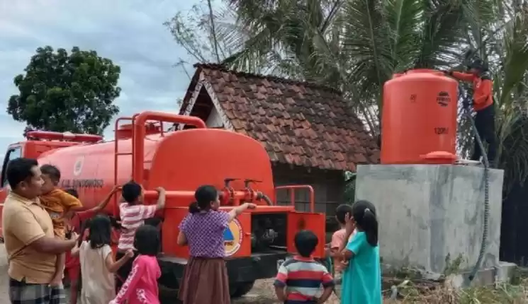 Petugas BPBD Bondowoso, Jawa Timur, mengisi tandon air. (Foto: Antara)