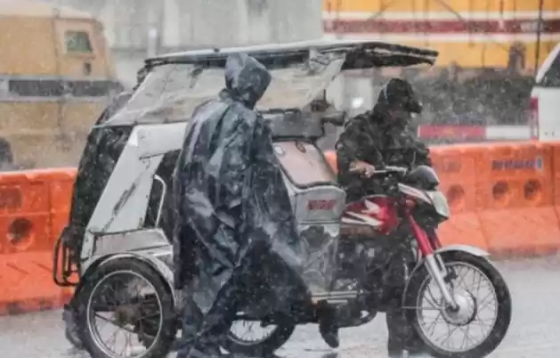 Seorang petugas lalu lintas mengamati lalu lintas di tengah hujan lebat yang dibawa topan Gaemi. (Foto: Antara)