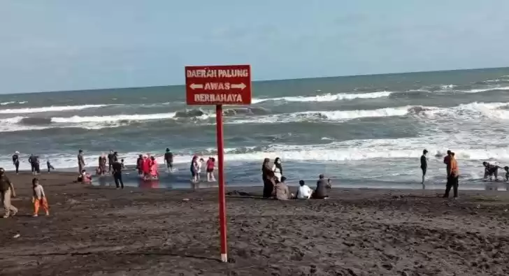 Papan tanda bahaya bermain air yang dipasang di salah satu titik wilayah Pantai Goa. (Foto: Antara)