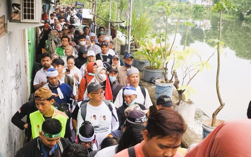assa pendukung AMIN berjalan di gang sempit menuju ke Stadion JIS, di Jakarta, Sabtu (10/2/2024). (Foto: ANTARA)