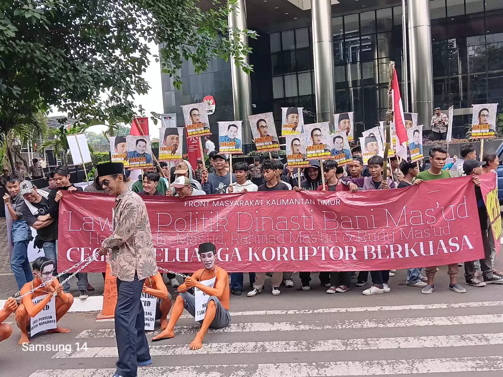 Front Kaltim Menggugat gelar aksi demonstrasi di depan Gedung KPK. (Foto: Ist)