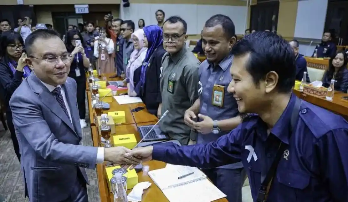 Wakil Ketua DPR RI, Sufmi Dasco Ahmad berjabat tangan dengan Koordinator Solidaritas Hakim, Rangga Lukita (Foto: Dok MI/Antara)