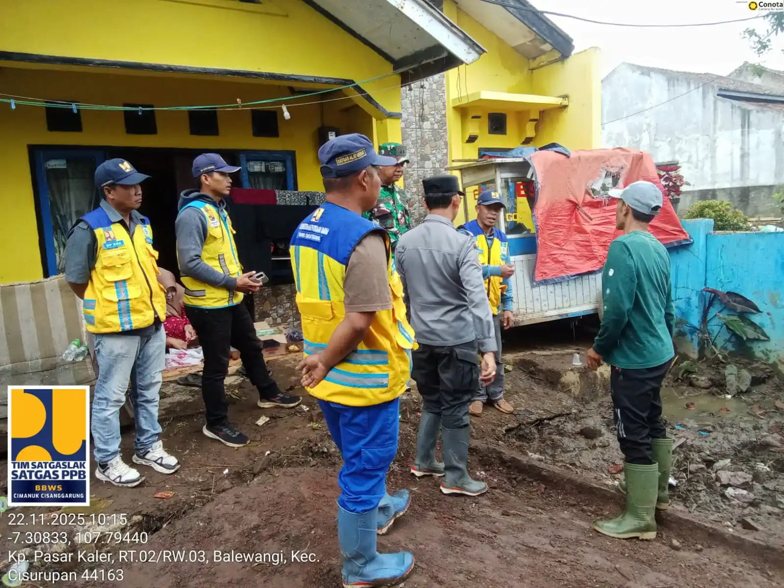 Kementerian Pekerjaan Umum membantu melakukam pembersihan bekas banjir bandang di Cisurupan, Kabupaten Garut, Jawa Barat. (Foto: PU)