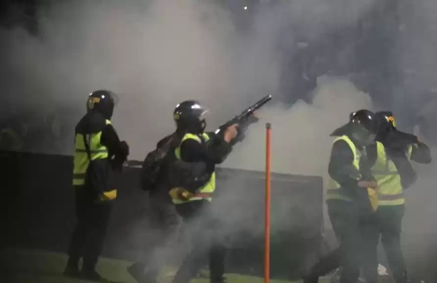 Aparat keamanan menembakkan gas air mata untuk menghalau suporter yang masuk ke lapangan usai pertandingan BRI Liga 1 antara Arema melawan Persebaya di Stadion Kanjuruhan, Malang, Jawa Timur, Sabtu malam (1/10/2022).