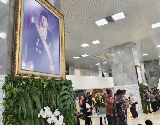 Gedung Nusantara III dihiasi dengan ornamen tanaman bunga-bunga menjelang acara Sidang Paripurna MPR RI dengan agenda tunggal pelantikan Presiden-Wakil Presiden 2024–2029, Prabowo Subianto dan Gibran Rakabuming Raka di Kompleks Parlemen DPR/MPR RI, Jakarta, Minggu (20/10/2024). (Foto: ANTARA)