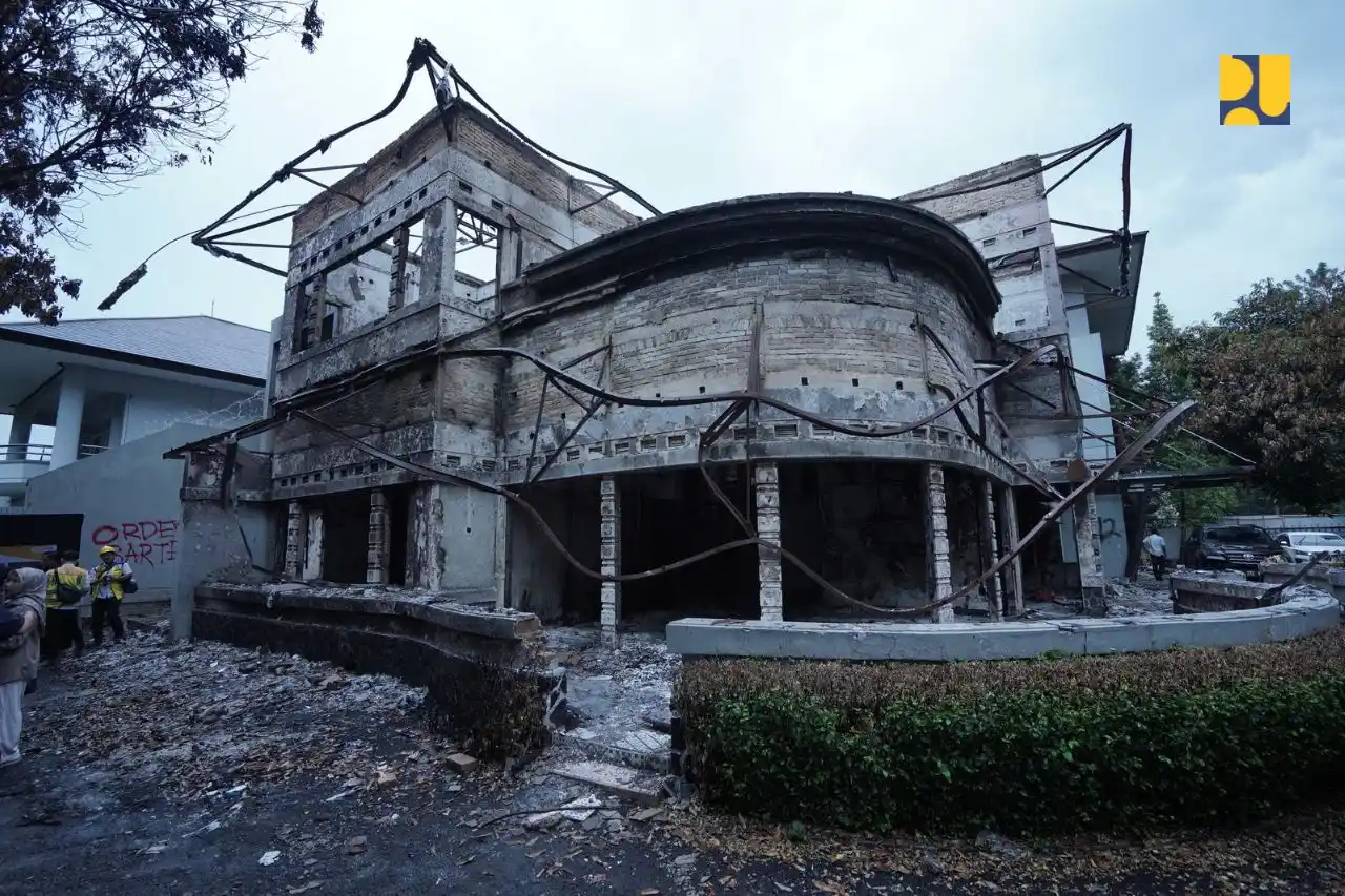 Saah satu gedung yang rusak akibat aksi demo beberapa waktu lalu. (Foto: Dok/MI/PU)