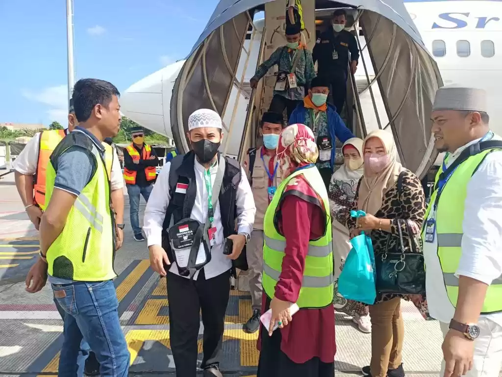 Jamaah Haji Maluku Utara tahun 2022 pada saat tiba di Bandara Sultan Hasanuddin Makassar (Foto: MI/RD)